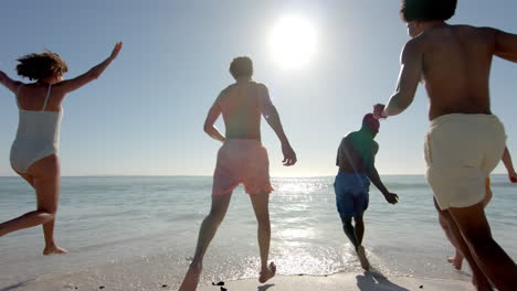 Diversos-Amigos-Disfrutan-De-Un-Día-Soleado-En-La-Playa,-Con-Espacio-Para-Copiar