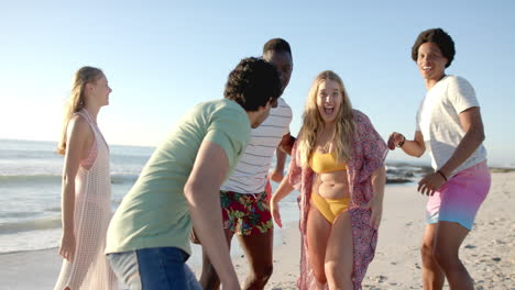 Grupo-Diverso-De-Amigos-Disfruta-De-Un-Día-En-La-Playa