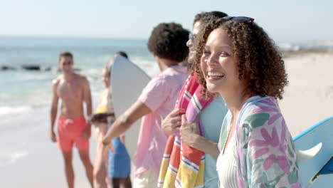 Un-Grupo-Diverso-De-Amigos-Disfruta-De-Un-Día-Soleado-En-La-Playa.