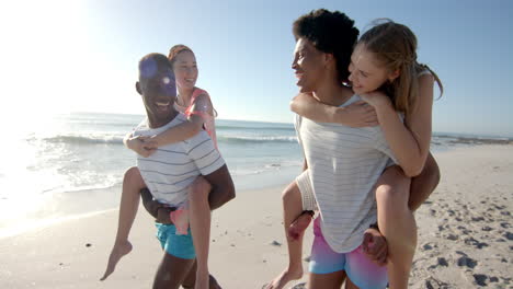 Familia-Diversa-Disfruta-De-Un-Día-Soleado-De-Playa