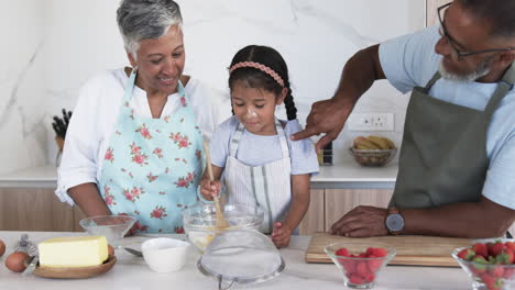 Una-Niña-Birracial-Está-Horneando-Con-Sus-Abuelos-En-Una-Cocina-Moderna