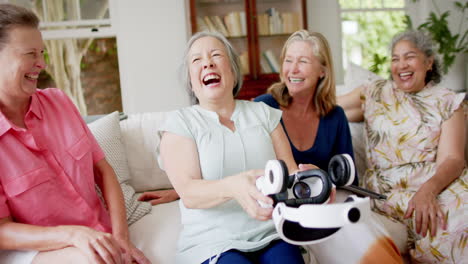 Un-Grupo-Diverso-De-Mujeres-Mayores-Comparte-Un-Momento-Alegre-En-Casa