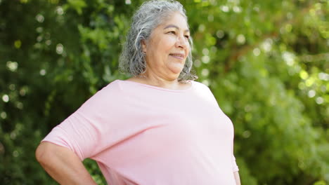 Mujer-Birracial-Senior-Se-Encuentra-Con-Confianza-Al-Aire-Libre