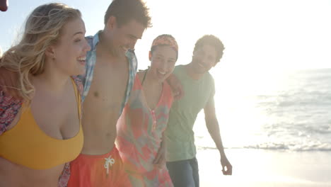 Grupo-Diverso-De-Amigos-Disfrutando-De-Un-Día-Soleado-De-Playa,-Con-Espacio-Para-Copiar