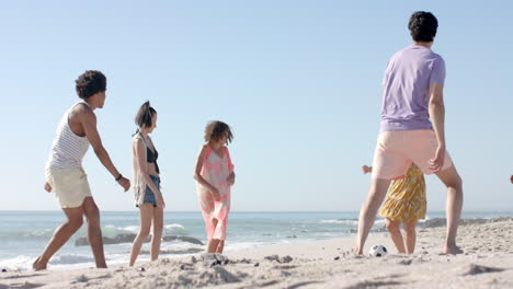 Verschiedene-Freunde-Genießen-Einen-Gemütlichen-Spaziergang-Am-Strand,-Mit-Platz-Zum-Kopieren