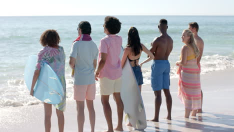 Grupo-Diverso-De-Amigos-En-La-Playa,-Con-Espacio-Para-Copiar