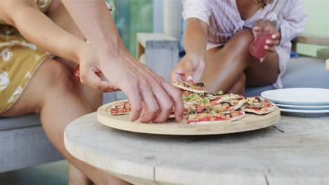 Verschiedene-Freunde-Teilen-Sich-Eine-Selbstgemachte-Pizza-Bei-Einem-Treffen-Im-Freien