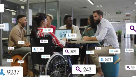 Animation-Von-Mediensymbolen-über-Geschäftsleute-Mit-Unterschiedlichen-Behinderungen,-Die-über-Arbeit-Diskutieren