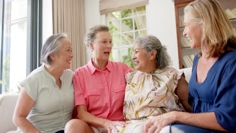 Eine-Vielfältige-Gruppe-Hochrangiger-Frauen-Teilt-Einen-Moment-Der-Freude-Im-Innenbereich