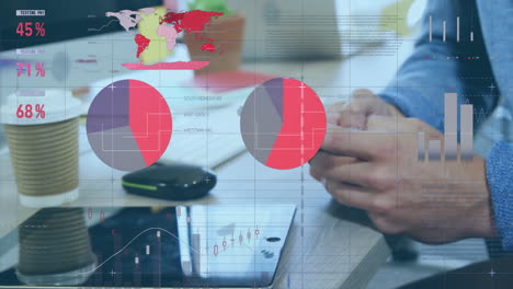 Animación-De-Diagramas-Y-Procesamiento-De-Datos-Sobre-Un-Hombre-De-Negocios-Caucásico-Usando-Un-Teléfono-Inteligente