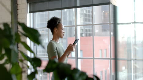 Una-Mujer-De-Negocios-Afroamericana-Está-Junto-A-La-Ventana,-Con-Espacio-Para-Copiar