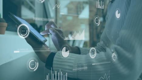 Animación-De-Procesamiento-De-Datos-Y-Diagramas-Sobre-Empresaria-Birracial-Usando-Tableta