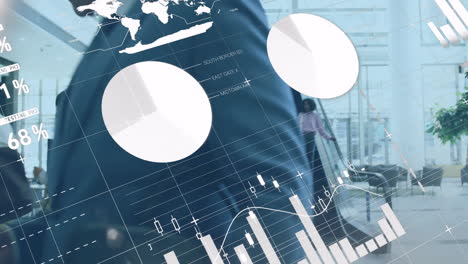 Animación-De-Diagramas-Y-Procesamiento-De-Datos-Sobre-Un-Hombre-De-Negocios-Caucásico-Usando-Un-Teléfono-Inteligente