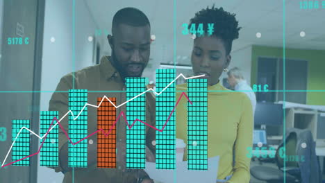 Animation-Der-Datenverarbeitung-Und-Diagramme-über-Afroamerikanische-Kollegen,-Die-Im-Büro-über-Die-Arbeit-Diskutieren