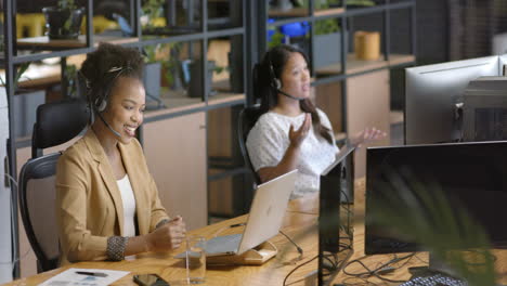 Junge-Afroamerikanerin-Arbeitet-An-Ihrem-Schreibtisch-In-Einem-Geschäftsbüro