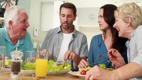 Glückliche-Familie-Beim-Abendessen