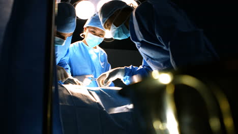 Surgeons-performing-operation-in-operation-room