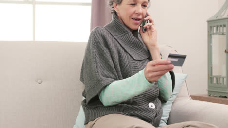 Mujer-Usando-Su-Tarjeta-Para-Comprar-Con-Teléfono.