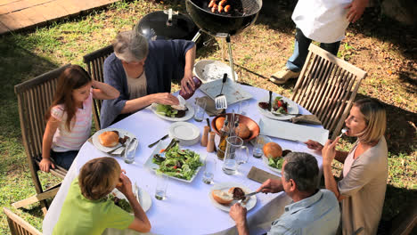 Comida-Familiar-De-Barbacoa-En-El-Jardín