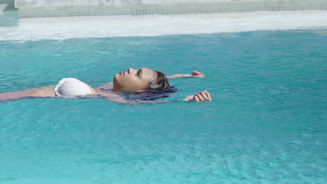 Hermosa-Mujer-Nadando-En-La-Piscina