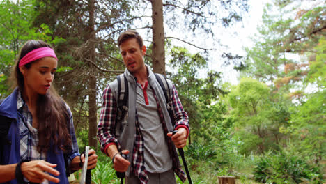 Un-Par-De-Excursionistas-Caminando-Y-Mirando-Un-Mapa.