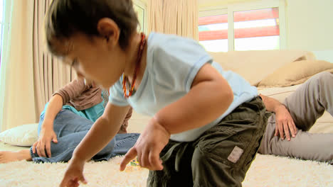 Mujer-Soplando-Burbujas-Para-Su-Hijo