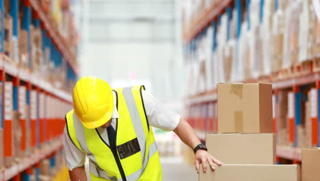 Male-warehouse-worker-writing-on-clipboard