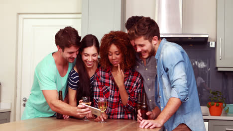 Amigos-Tomándose-Selfie-En-La-Cocina