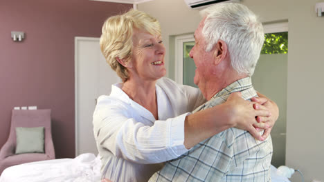 Feliz-Pareja-De-Ancianos-Bailando-Juntos