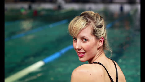 Rubia-En-Forma-En-La-Piscina