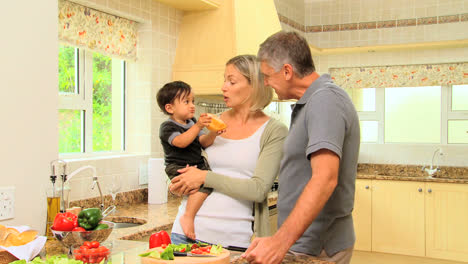 Baby-Teilt-Sein-Brot-Mit-Seinen-Eltern