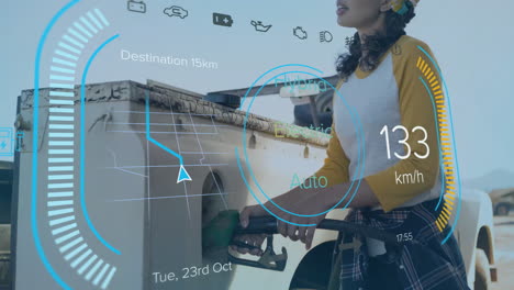 Animation-Der-Datenverarbeitung-Bei-Elektroautos-über-Einer-Frau-Gemischter-Abstammung,-Die-Ein-Elektroauto-Auflädt