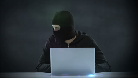 Composite-Video-Eines-Hackers,-Der-Einen-Laptop-Benutzt