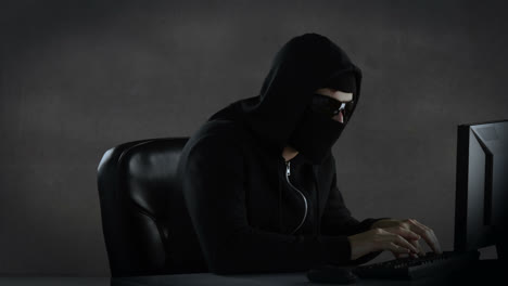 Composite-Video-Eines-Hackers,-Der-Einen-Laptop-Benutzt