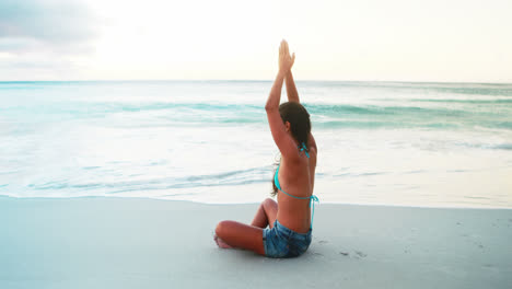 Frau-Macht-Yoga-Am-Strand