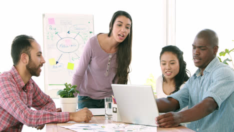 Equipo-De-Negocios-Informal-En-La-Presentación