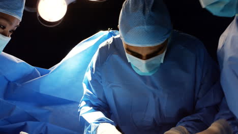 Surgeons-performing-operation-in-operation-room