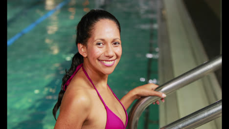 Pregnant-woman-at-the-swimming-pool