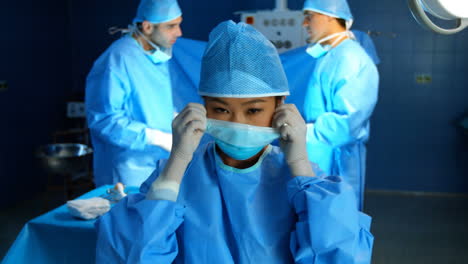 Female-surgeon-in-operation-room