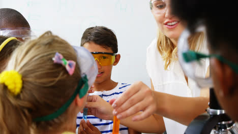 Profesor-Ayudando-A-Niños-En-El-Laboratorio.