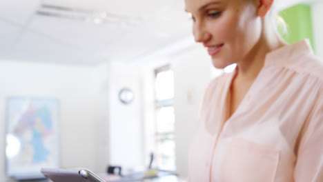 Lächelnder-Lehrer-Mit-Digitalem-Tablet-Im-Klassenzimmer