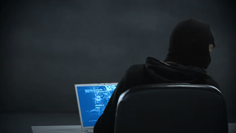 Composite-Video-Eines-Hackers,-Der-Einen-Laptop-Benutzt