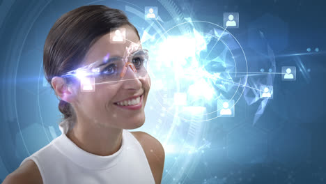 Lächelnde-Frau-Verwendet-Futuristische-Brille