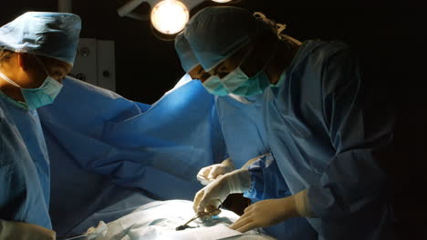 Surgeons-performing-operation-in-operation-room