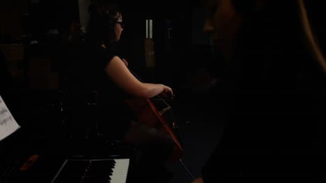 Dos-Mujeres-Tocando-Un-Violín-Y-Un-Piano