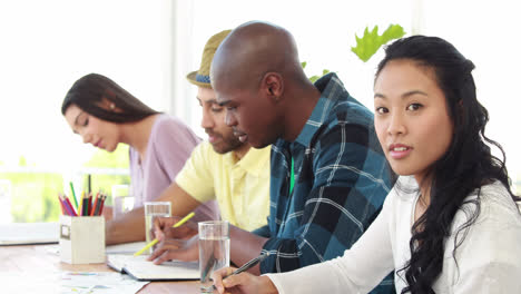 Equipo-De-Negocios-Creativo-En-Una-Reunión