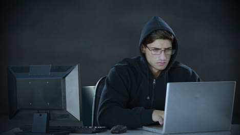 Composite-Video-Eines-Hackers,-Der-Einen-Laptop-Benutzt