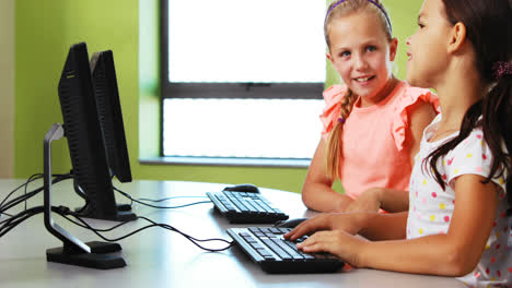 Schulmädchen-Benutzen-Computer-Im-Klassenzimmer