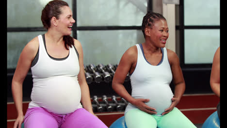 Pregnant-women-in-fitness-studio