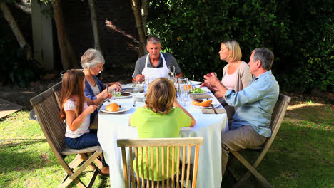 Mehrere-Generationen-Einer-Familie-Essen